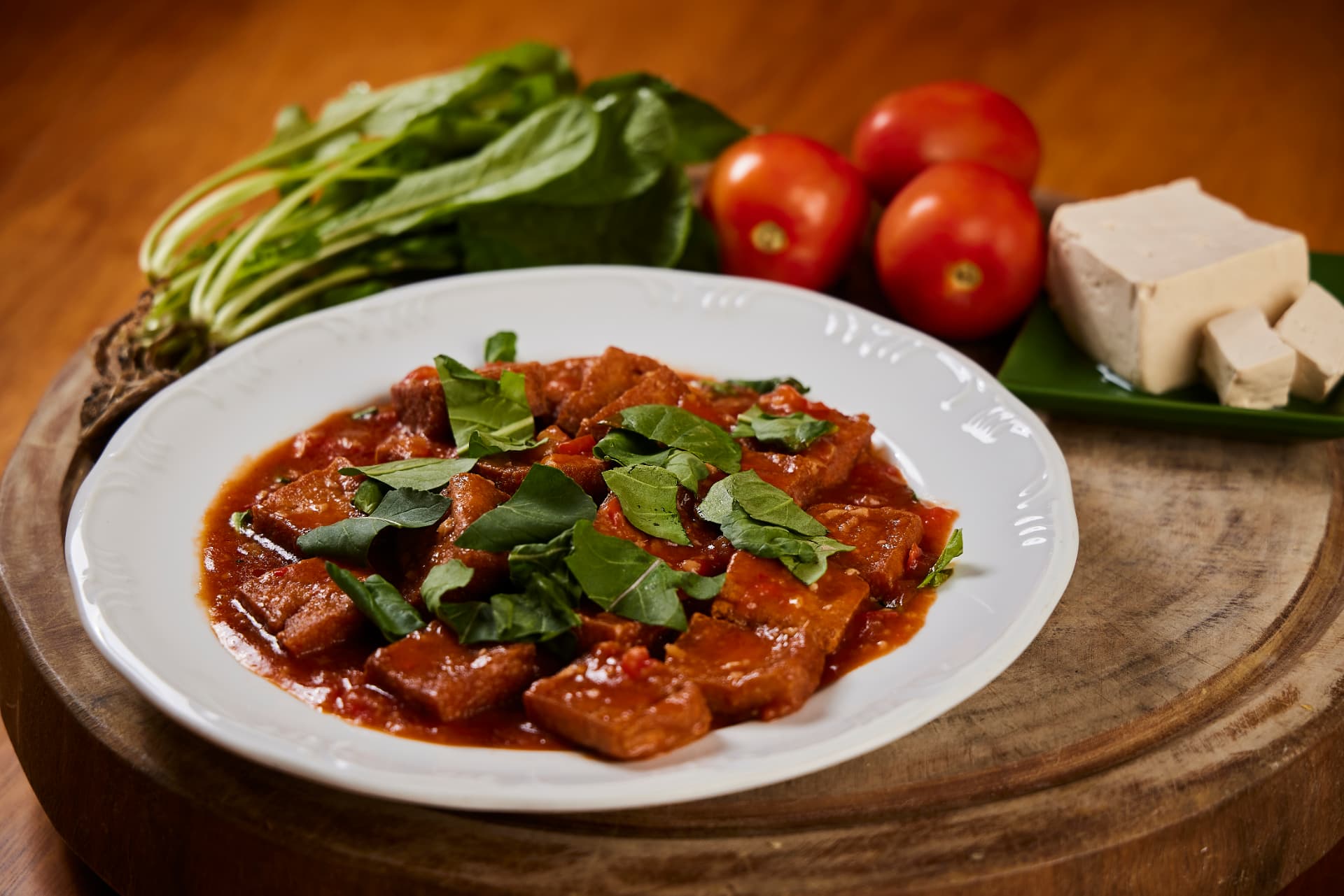 Tofu com tomate e rúcula
